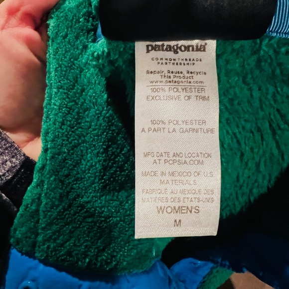 Patagonia women’s size med. pull over green fleece. Great condition. - Picture 5 of 5